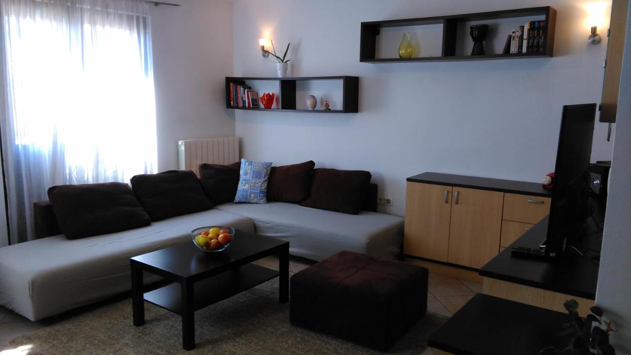 Lair By The Sea - Stoja, Pula Appartement Buitenkant foto